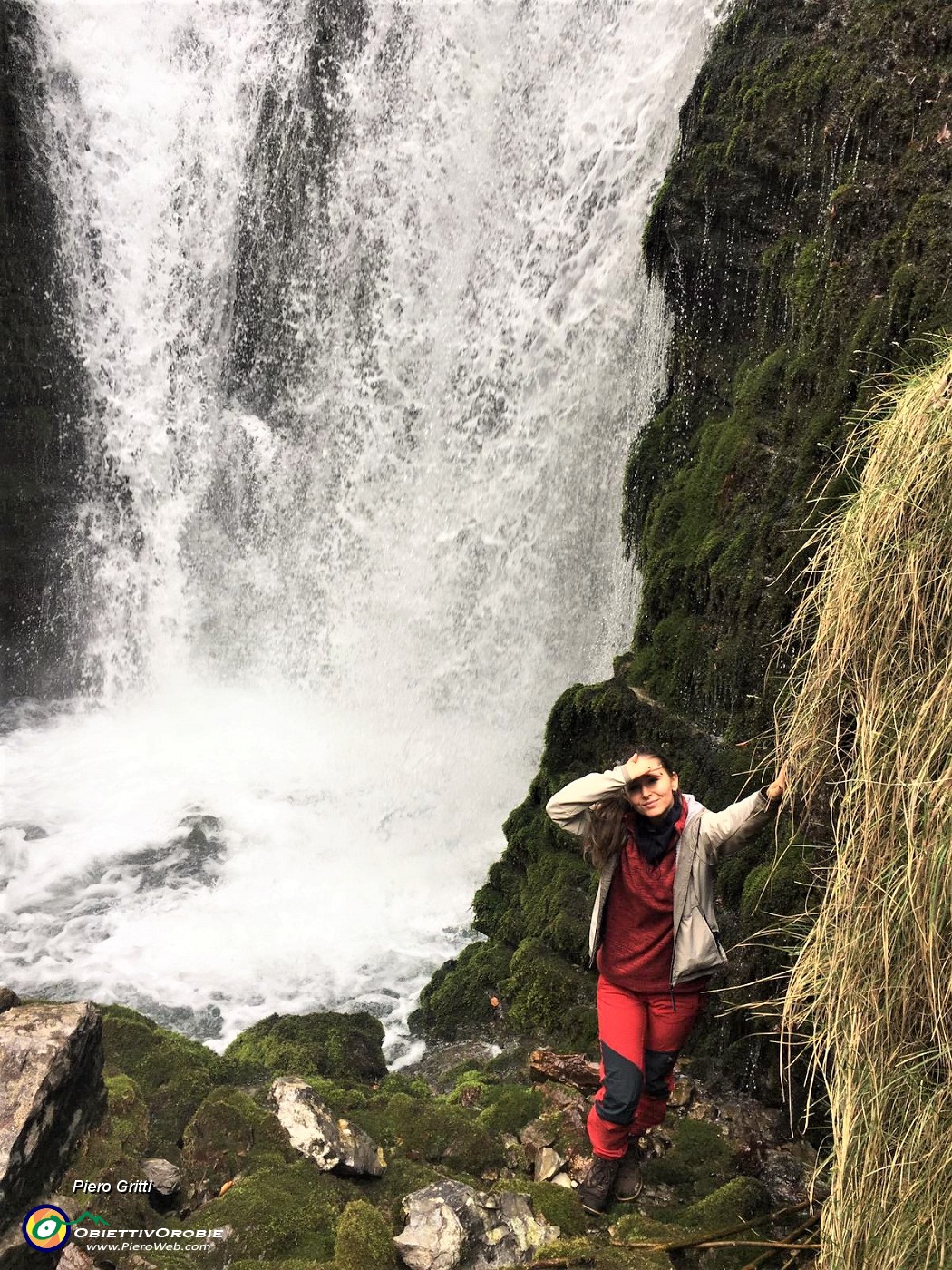 82 Noelle coraggiosa scesa alla grande pozza di base della cascata! .jpg